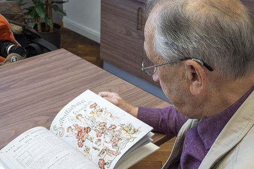 Wieland Liebusch mit Buch Selbstfärberei im Haushalt