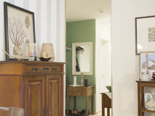 Innenraum einer Wohnung Eingerichtete Wohnung mit hölzernen Schrank