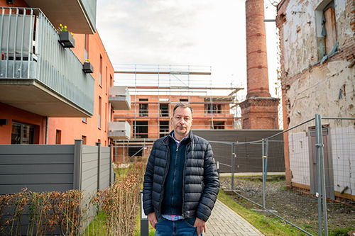 Geschäftsführer von HEISAT Quedlinburg GmbH, Michael Fischer, steht mitten in Brauns Quartier vor Haus 3